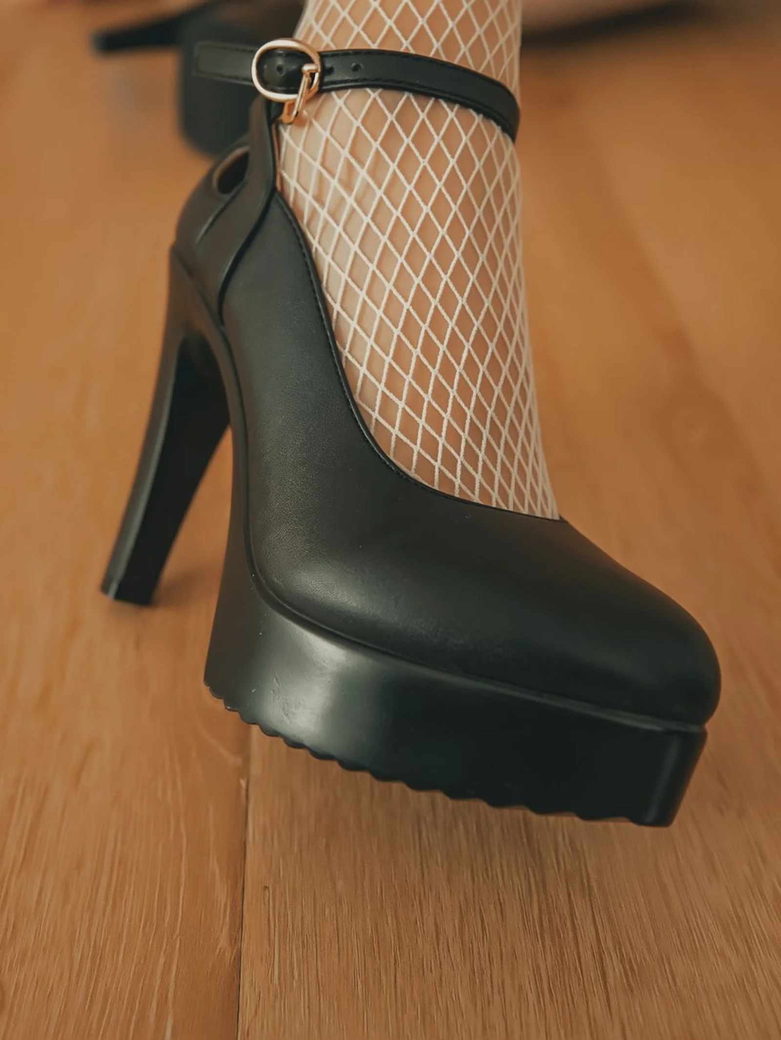 Femme élégante portant des escarpins Zehri — nouvelle collection