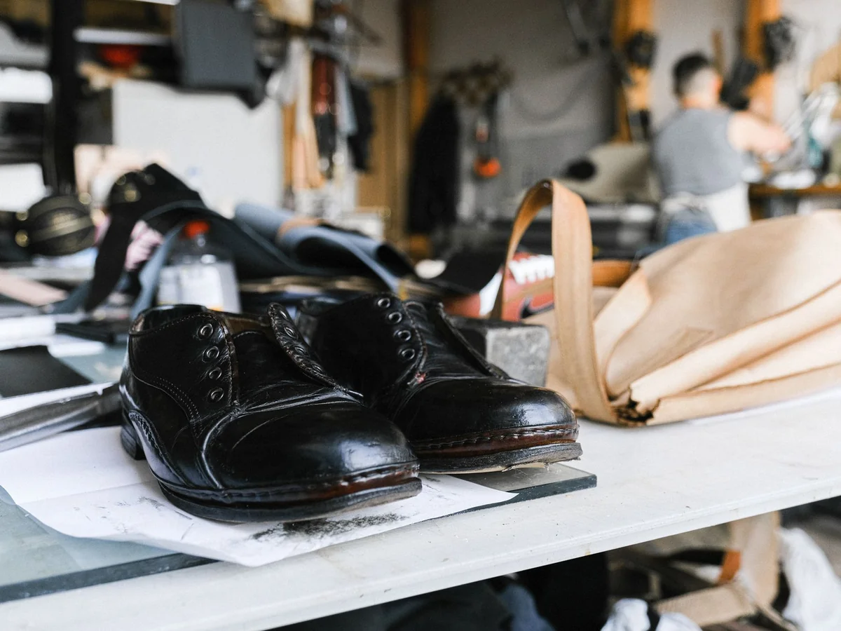 Atelier Zehri : finitions du cuir réalisées à la main